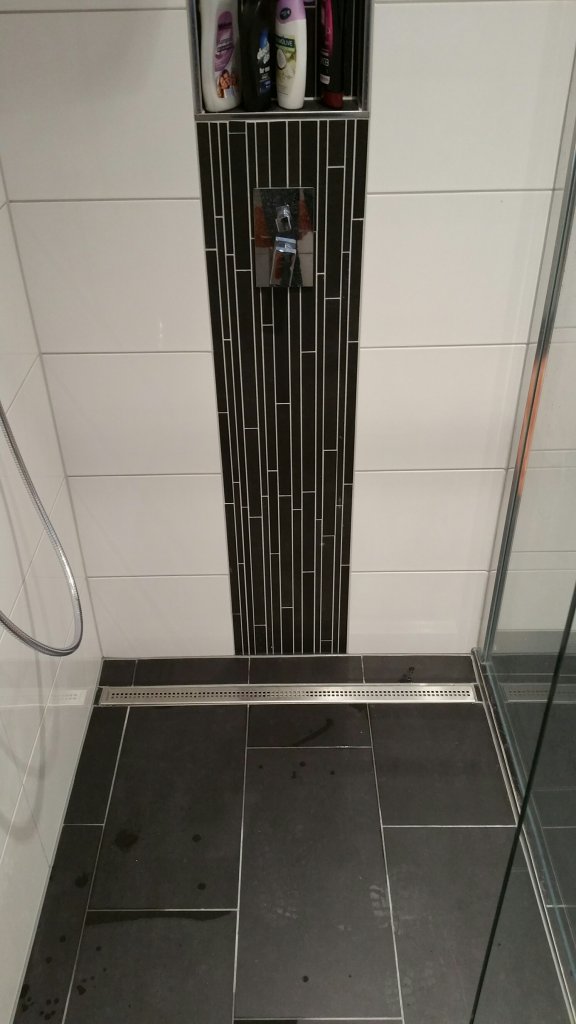 Moderne Dusche, ohne Duschtasse modern bodentief gefliest mit Duschabtrennung aus Glas